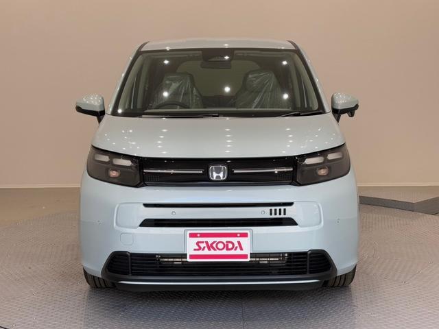 フリード エアー　ホンダセンシング　バックカメラ　サイドエアバック　フルＬＥＤヘッドライト　両側パワースライドドア　電子制御パーキングブレーキ　オートブレーキホールド　１５インチスチールホール（2枚目）