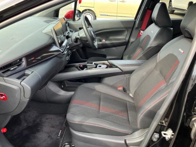 オーラ ニスモ　保証書／ディスプレイオーディオ＋ナビ９インチ／インテリジェントルームミラー／エマージェンシーブレーキ／シートヒーター　前席／全方位モニター／車線逸脱防止支援システム／プロパイロット　全周囲カメラ（6枚目）