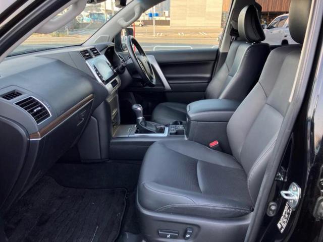 ランドクルーザープラド ４ＷＤ　ＴＸ　Ｌパッケージマットブラックエディション　サンルーフ／保証書／ディスプレイオーディオ＋ナビ９インチ／トヨタセーフティセンス／シートヒーター　前席／パノラミックビューモニター／車線逸脱防止支援システム／シート　フルレザー　革シート　全周囲カメラ（8枚目）