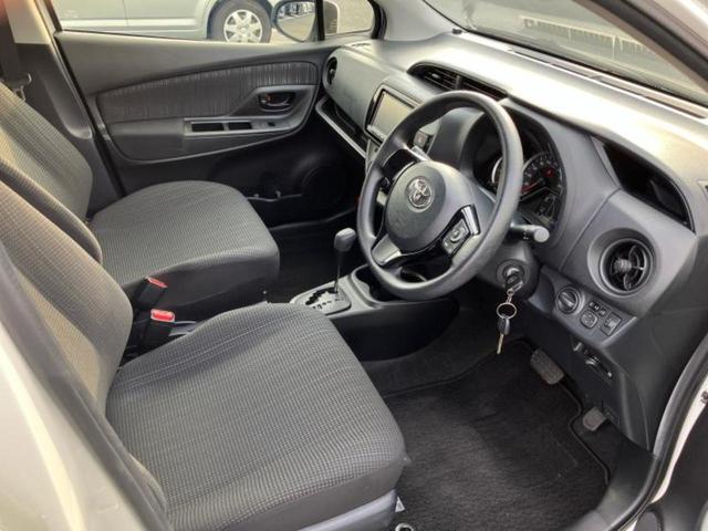 ヴィッツ Ｆ　新品タイヤ／保証書／社外　ＳＤナビ／Ｂｌｕｅｔｏｏｔｈ接続／ＥＴＣ／ＥＢＤ付ＡＢＳ／横滑り防止装置／アイドリングストップ／ワンセグＴＶ／エアバッグ　運転席／エアバッグ　助手席／衝突安全ボディ（4枚目）