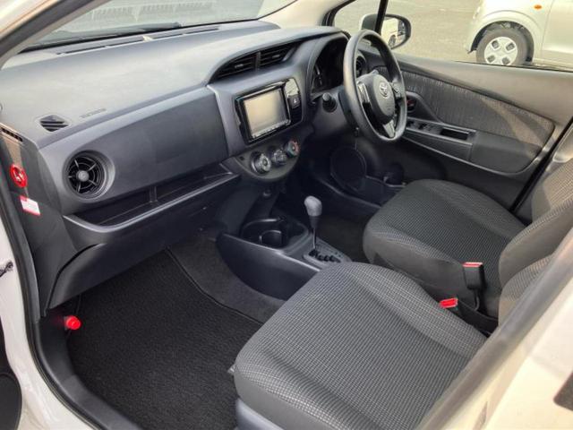 ヴィッツ Ｆ　新品タイヤ／保証書／社外　ＳＤナビ／Ｂｌｕｅｔｏｏｔｈ接続／ＥＴＣ／ＥＢＤ付ＡＢＳ／横滑り防止装置／アイドリングストップ／ワンセグＴＶ／エアバッグ　運転席／エアバッグ　助手席／衝突安全ボディ（6枚目）