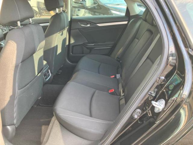 ＷＥＣＡＲＳでは各商談席に大型モニターをご用意しております！見やすい大画面でゆったりと全国の在庫をご覧いただけます！是非ご来店お待ちしております！