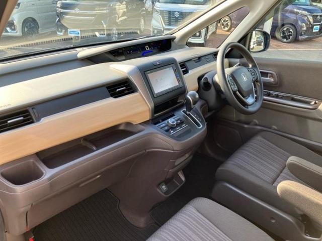 フリード Ｇホンダセンシング　新品タイヤ／保証書／純正　ＳＤナビ／ホンダセンシング／両側電動スライドドア／車線逸脱防止支援システム／Ｂｌｕｅｔｏｏｔｈ接続／ＥＴＣ／ＥＢＤ付ＡＢＳ／横滑り防止装置／アイドリングストップ　バックカメラ（7枚目）