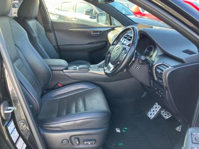 ＮＸ ４ＷＤ　ＮＸ３００ｈ　Ｆスポーツ　サンルーフ／エアロ／マークレビンソン／保証書／純正　ＳＤナビ／プリクラッシュセーフティ／シートヒーター／車線逸脱防止支援システム／シート　合皮／ヘッドランプ　ＬＥＤ／ＥＴＣ２．０／ＥＢＤ付ＡＢＳ（4枚目）