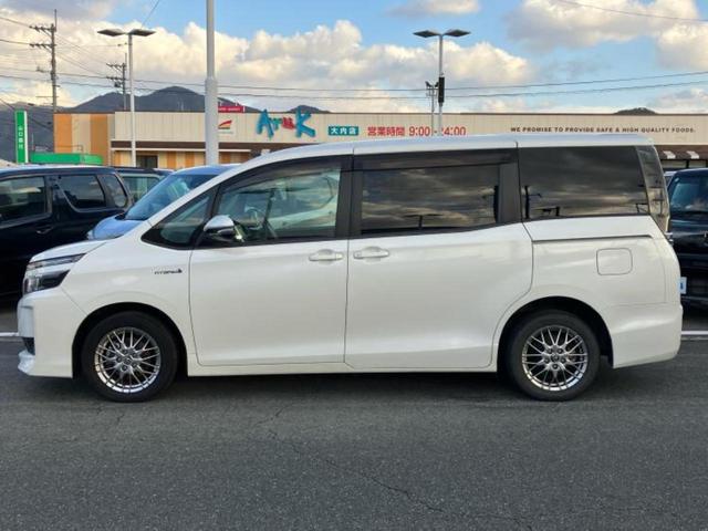 ヴォクシー ハイブリッドＶ　新品タイヤ／保証書／純正　９インチ　ＳＤナビ／フリップダウンモニター　純正　１１インチ／トヨタセーフティセンス／両側電動スライドドア／シートヒーター　前席／車線逸脱防止支援システム　バックカメラ（2枚目）