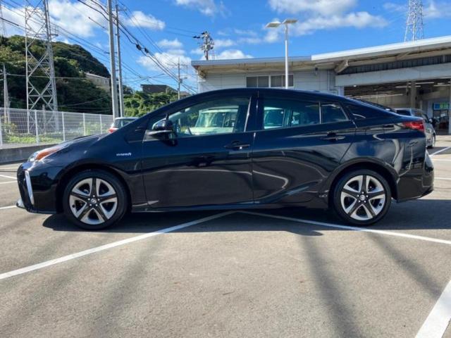 プリウス Sツーリングセレクション 純正 SDナビ/トヨタセーフティセンス/シートヒーター 前席/車線逸脱防止支援システム/シート 合皮/USBジャック/Bluetooth接続/ETC/バックモニター/DVD/エアバッグ サイド(2枚目)