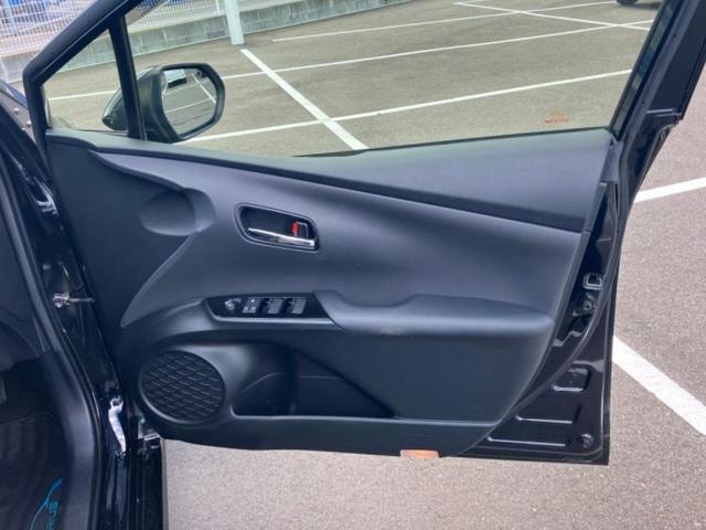 プリウス Sツーリングセレクション 純正 SDナビ/トヨタセーフティセンス/シートヒーター 前席/車線逸脱防止支援システム/シート 合皮/USBジャック/Bluetooth接続/ETC/バックモニター/DVD/エアバッグ サイド(19枚目)