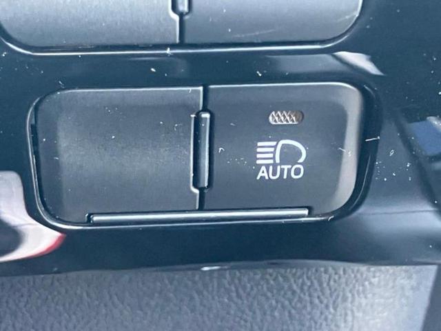 プリウス Sツーリングセレクション 純正 SDナビ/トヨタセーフティセンス/シートヒーター 前席/車線逸脱防止支援システム/シート 合皮/USBジャック/Bluetooth接続/ETC/バックモニター/DVD/エアバッグ サイド(30枚目)