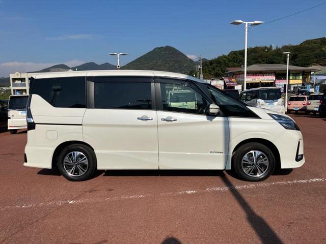 セレナ ｅパワーハイウェイスターＶ　新品タイヤ／純正　１０インチ　メモリーナビ／エマージェンシーブレーキ／両側電動スライドドア／アラウンドビューモニター／車線逸脱防止支援システム／プロパイロット／ドライブレコーダー　前後　全周囲カメラ（2枚目）