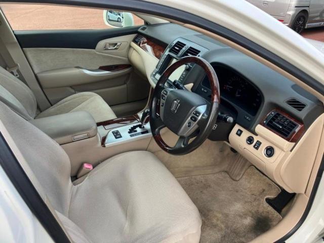 クラウン ロイヤルサルーンプレミアムエディション 保証書/ヘッドランプ HID/ETC/EBD付ABS/横滑り防止装置/クルーズコントロール/バックモニター/フルセグTV/DVD/エアバッグ 運転席/エアバッグ 助手席/エアバッグ サイド 電動シート(4枚目)