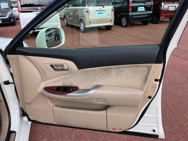 クラウン ロイヤルサルーンプレミアムエディション 保証書/ヘッドランプ HID/ETC/EBD付ABS/横滑り防止装置/クルーズコントロール/バックモニター/フルセグTV/DVD/エアバッグ 運転席/エアバッグ 助手席/エアバッグ サイド 電動シート(8枚目)