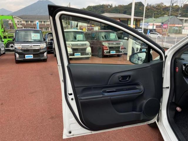 アクア S 新品タイヤ/純正 SDナビ/Bluetooth接続/ETC/EBD付ABS/横滑り防止装置/バックモニター/ワンセグTV/エアバッグ 運転席/エアバッグ 助手席/衝突安全ボディ/パワーウインドウ(23枚目)