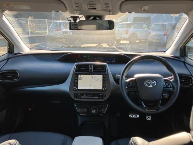 プリウス Ｓツーリングセレクションブラックエディション　新品タイヤ／保証書／純正　ＳＤナビ／衝突安全装置／シートヒーター／車線逸脱防止支援システム／シート　合皮／ヘッドランプ　ＬＥＤ／ＥＴＣ／ＥＢＤ付ＡＢＳ／横滑り防止装置／アイドリングストップ（4枚目）