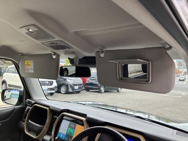 運転席側のサンバイザーにミラーがついています★ちょっとした身だしなみチェックに便利です。