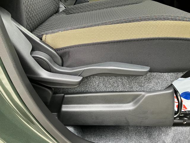 運転席のシートの高さ調整ができるシートリフターを装備しております☆