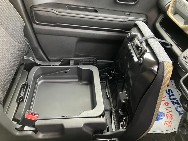 助手席下も収納スペースになっています！隠れ収納で収納スペースはたっぷり！