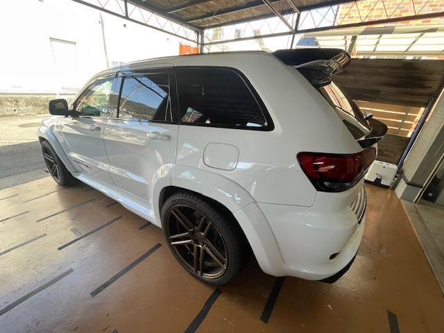 ジープ・グランドチェロキー ＳＲＴ８　社外ボディキット　９５０登録　ヒッチメンバー　社外マフラー・ローダウン　２２インチＡＷ　ガラスボディコーティング＆光触媒ルームコーティング済　サンルーフ　Ｂｌｕｅｔｏｏｔｈ（4枚目）