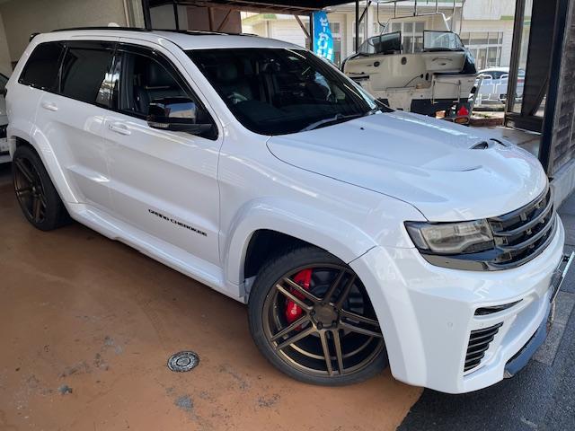 ジープ・グランドチェロキー ＳＲＴ８　社外ボディキット　９５０登録　ヒッチメンバー　社外マフラー・ローダウン　２２インチＡＷ　ガラスボディコーティング＆光触媒ルームコーティング済　サンルーフ　Ｂｌｕｅｔｏｏｔｈ（25枚目）