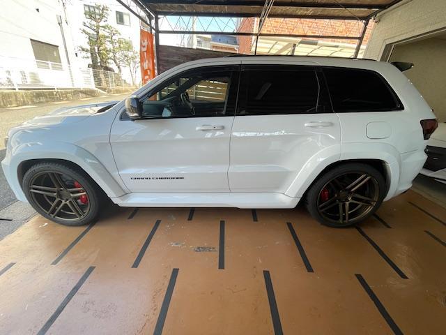 ジープ・グランドチェロキー ＳＲＴ８　社外ボディキット　９５０登録　ヒッチメンバー　社外マフラー・ローダウン　２２インチＡＷ　ガラスボディコーティング＆光触媒ルームコーティング済　サンルーフ　Ｂｌｕｅｔｏｏｔｈ（27枚目）