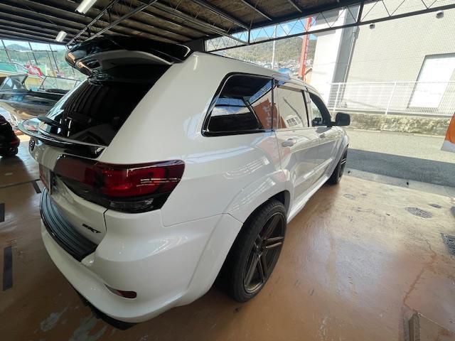 ジープ・グランドチェロキー ＳＲＴ８　社外ボディキット　９５０登録　ヒッチメンバー　社外マフラー・ローダウン　２２インチＡＷ　ガラスボディコーティング＆光触媒ルームコーティング済　サンルーフ　Ｂｌｕｅｔｏｏｔｈ（28枚目）