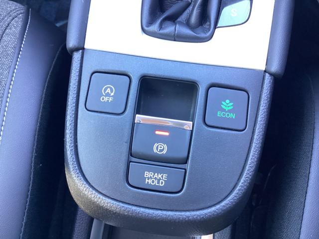 フィット ホーム　オートマチックハイビーム　衝突軽減ブレーキ　レーンキープアシスト　ＬＥＤライト　クリアランスソナー　エアバッグ　ｉストップ　スマ－トキ－　盗難防止装置　Ｗエアバック　フルオートエアコン　パワステ（8枚目）