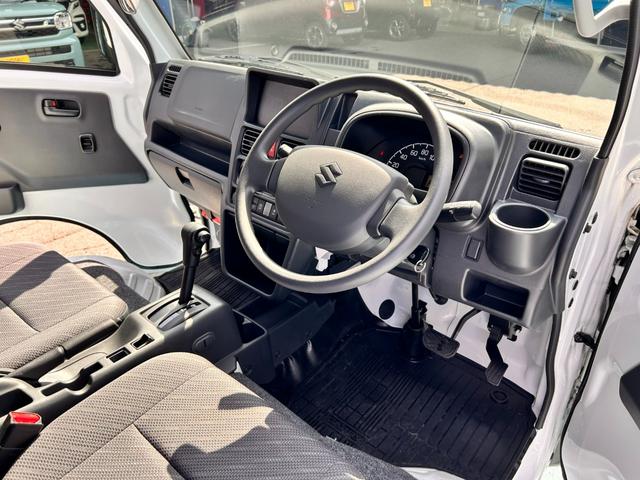 スーパーキャリイ Ｘ　新車保証　走行５７３３Ｋｍ　衝突回避支援システム　ハイビームアシスト　オーバーヘッドシェルフ　キーレスエントリー　電動格納式ドアミラー　リヤゲートチェーン　純正フロアマット　荷台マット（9枚目）