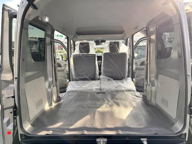 エブリイ Jリミテッド 新車保証 走行5Km 衝突回避支援システム ハイビームアシスト ぬかるみ脱出アシスト ブラック塗装専用LEDヘッドライト 専用デカール ガンメタ塗装フルホイールキャップ USB電源ソケット(18枚目)