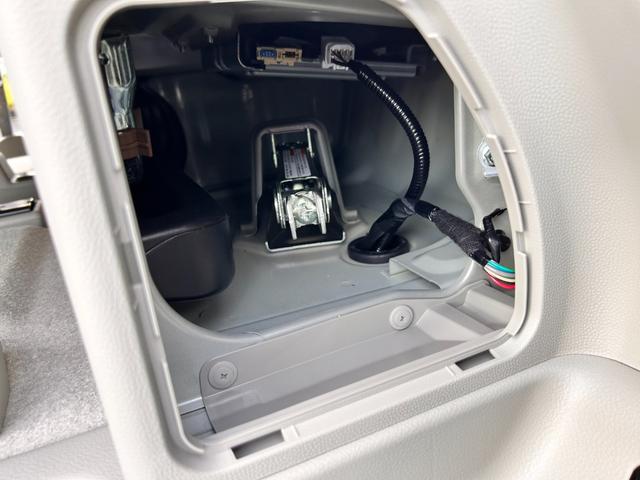 エブリイ Jリミテッド 新車保証 走行5Km 衝突回避支援システム ハイビームアシスト ぬかるみ脱出アシスト ブラック塗装専用LEDヘッドライト 専用デカール ガンメタ塗装フルホイールキャップ USB電源ソケット(29枚目)