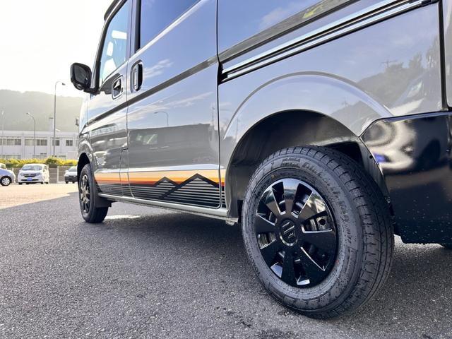 エブリイ Jリミテッド 新車保証 走行5Km 衝突回避支援システム ハイビームアシスト ぬかるみ脱出アシスト ブラック塗装専用LEDヘッドライト 専用デカール ガンメタ塗装フルホイールキャップ USB電源ソケット(33枚目)