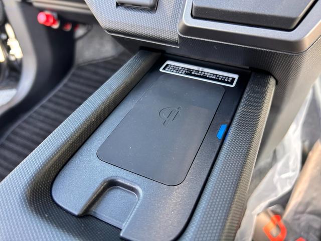 タフト G ダーククロムベンチャー 新車保証 シェード付サンルーフ ワイヤレス充電器 LEDルームランプ 衝突回避支援システム 電動パーキングブレーキ アダプティブクルーズコントロール 純正フロアマット 純正ドアバイザー(7枚目)