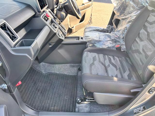 タフト G ダーククロムベンチャー 新車保証 シェード付サンルーフ ワイヤレス充電器 LEDルームランプ 衝突回避支援システム 電動パーキングブレーキ アダプティブクルーズコントロール 純正フロアマット 純正ドアバイザー(18枚目)