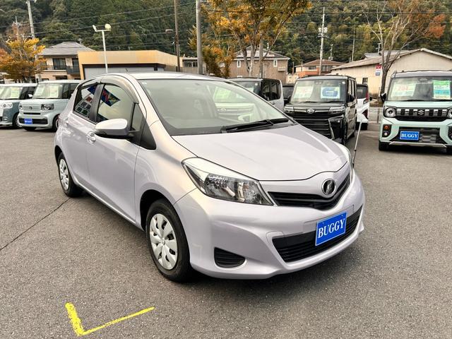 ヴィッツ F スマイルエディション 6か月保証 走行35232Km 純正ナビ ミュージックサーバ バックカメラ プッシュ式スタート 純正フロアマット 純正ドアバイザー 荷物落下防止ガード コーナーポール ABS 点検記録簿(3枚目)