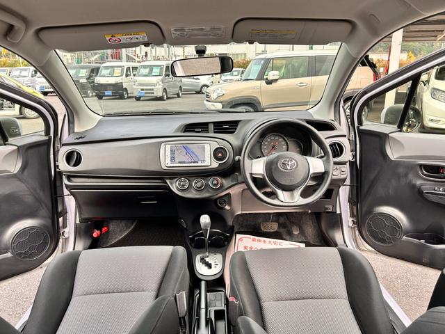 ヴィッツ F スマイルエディション 6か月保証 走行35232Km 純正ナビ ミュージックサーバ バックカメラ プッシュ式スタート 純正フロアマット 純正ドアバイザー 荷物落下防止ガード コーナーポール ABS 点検記録簿(8枚目)