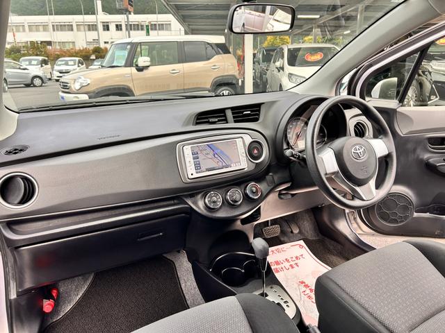 ヴィッツ F スマイルエディション 6か月保証 走行35232Km 純正ナビ ミュージックサーバ バックカメラ プッシュ式スタート 純正フロアマット 純正ドアバイザー 荷物落下防止ガード コーナーポール ABS 点検記録簿(15枚目)