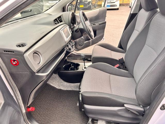 ヴィッツ F スマイルエディション 6か月保証 走行35232Km 純正ナビ ミュージックサーバ バックカメラ プッシュ式スタート 純正フロアマット 純正ドアバイザー 荷物落下防止ガード コーナーポール ABS 点検記録簿(16枚目)