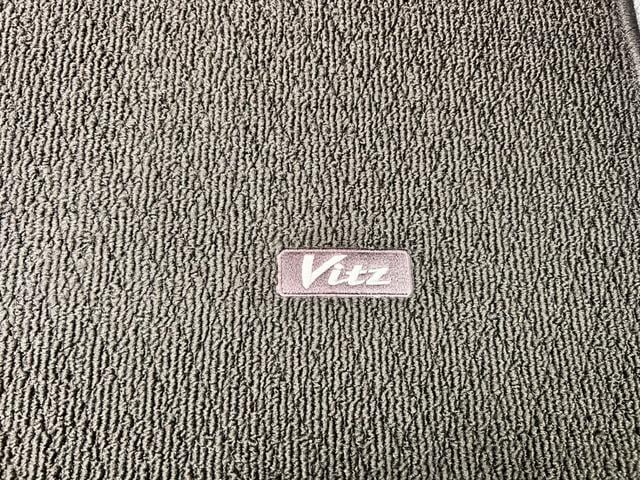 ヴィッツ F スマイルエディション 6か月保証 走行35232Km 純正ナビ ミュージックサーバ バックカメラ プッシュ式スタート 純正フロアマット 純正ドアバイザー 荷物落下防止ガード コーナーポール ABS 点検記録簿(26枚目)