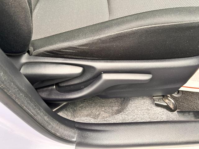 ヴィッツ F スマイルエディション 6か月保証 走行35232Km 純正ナビ ミュージックサーバ バックカメラ プッシュ式スタート 純正フロアマット 純正ドアバイザー 荷物落下防止ガード コーナーポール ABS 点検記録簿(30枚目)