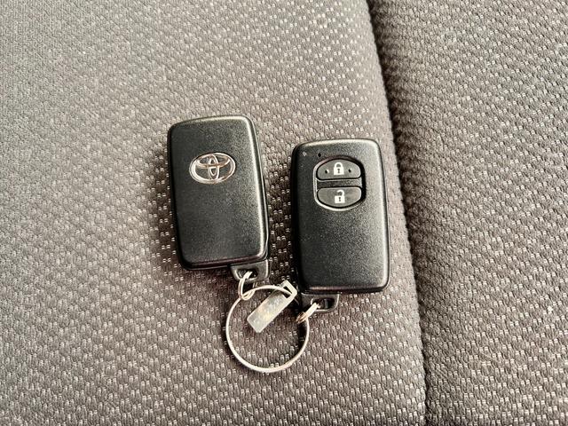 ヴィッツ F スマイルエディション 6か月保証 走行35232Km 純正ナビ ミュージックサーバ バックカメラ プッシュ式スタート 純正フロアマット 純正ドアバイザー 荷物落下防止ガード コーナーポール ABS 点検記録簿(41枚目)