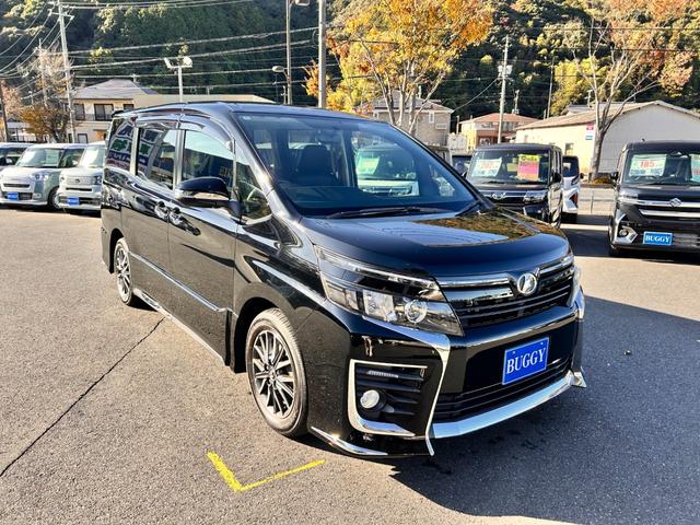 ヴォクシー ＺＳ　６か月保証　７人乗り　純正ナビ　バックカメラ　左側電動スライドドア　ＥＴＣ　アイドリングストップ　電動格納式ドアミラー　Ｂｌｕｅｔｏｏｔｈ接続　オートライト　プッシュ式スタート　純正アルミホイール（3枚目）