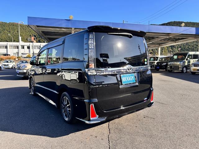 ヴォクシー ＺＳ　６か月保証　７人乗り　純正ナビ　バックカメラ　左側電動スライドドア　ＥＴＣ　アイドリングストップ　電動格納式ドアミラー　Ｂｌｕｅｔｏｏｔｈ接続　オートライト　プッシュ式スタート　純正アルミホイール（4枚目）