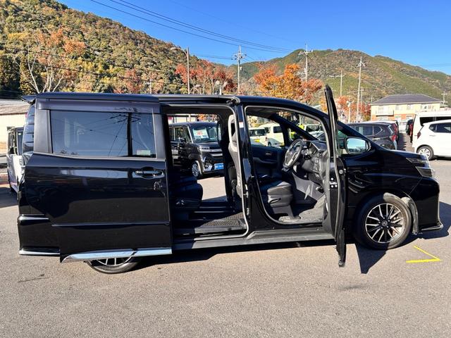 ヴォクシー ＺＳ　６か月保証　７人乗り　純正ナビ　バックカメラ　左側電動スライドドア　ＥＴＣ　アイドリングストップ　電動格納式ドアミラー　Ｂｌｕｅｔｏｏｔｈ接続　オートライト　プッシュ式スタート　純正アルミホイール（5枚目）