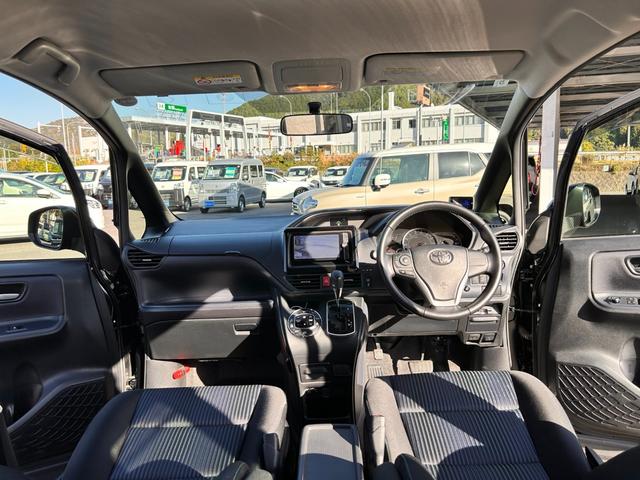 ヴォクシー ＺＳ　６か月保証　７人乗り　純正ナビ　バックカメラ　左側電動スライドドア　ＥＴＣ　アイドリングストップ　電動格納式ドアミラー　Ｂｌｕｅｔｏｏｔｈ接続　オートライト　プッシュ式スタート　純正アルミホイール（7枚目）