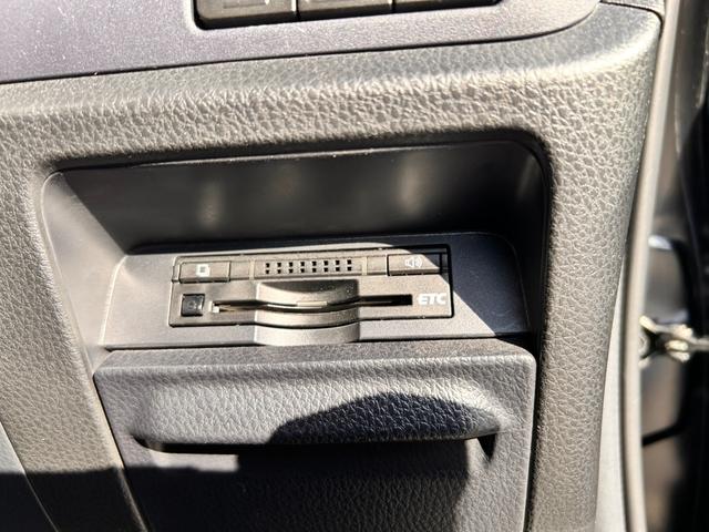 ヴォクシー ＺＳ　６か月保証　７人乗り　純正ナビ　バックカメラ　左側電動スライドドア　ＥＴＣ　アイドリングストップ　電動格納式ドアミラー　Ｂｌｕｅｔｏｏｔｈ接続　オートライト　プッシュ式スタート　純正アルミホイール（12枚目）