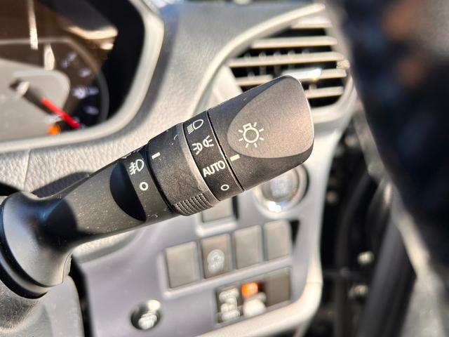ヴォクシー ＺＳ　６か月保証　７人乗り　純正ナビ　バックカメラ　左側電動スライドドア　ＥＴＣ　アイドリングストップ　電動格納式ドアミラー　Ｂｌｕｅｔｏｏｔｈ接続　オートライト　プッシュ式スタート　純正アルミホイール（15枚目）