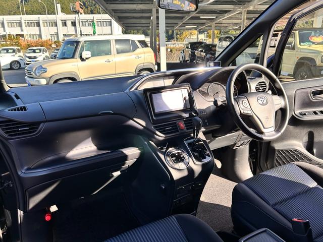 ヴォクシー ＺＳ　６か月保証　７人乗り　純正ナビ　バックカメラ　左側電動スライドドア　ＥＴＣ　アイドリングストップ　電動格納式ドアミラー　Ｂｌｕｅｔｏｏｔｈ接続　オートライト　プッシュ式スタート　純正アルミホイール（18枚目）