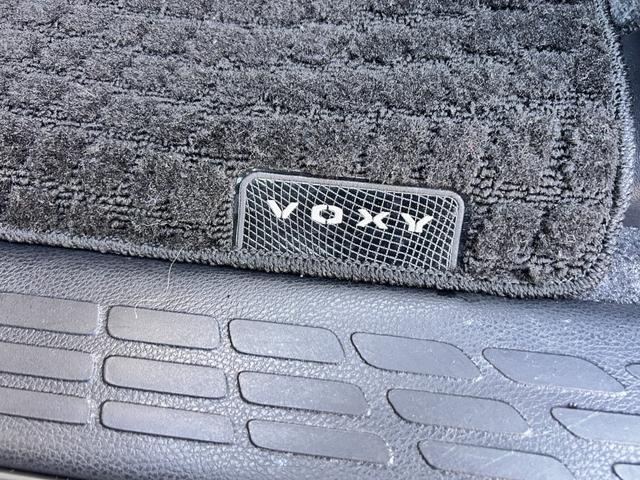ヴォクシー ＺＳ　６か月保証　７人乗り　純正ナビ　バックカメラ　左側電動スライドドア　ＥＴＣ　アイドリングストップ　電動格納式ドアミラー　Ｂｌｕｅｔｏｏｔｈ接続　オートライト　プッシュ式スタート　純正アルミホイール（43枚目）