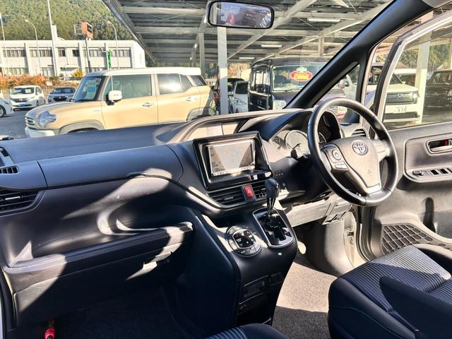 ノア Si 6か月保証 ワンオーナー 8人乗り ナビ バックカメラ ETC 16インチ純正アルミホイール 左側電動スライドドア オートライト 電動格納式ドアミラー プッシュ式スタート アイドリングストップ(17枚目)