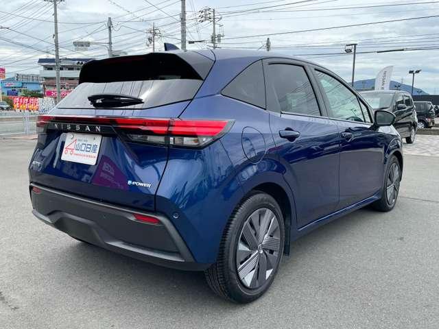 ☆こちらのお車はノートＸ、お色はオーロラフレアブルーパールでございます☆