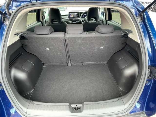 ☆リヤシートを倒すと、こんなに広い空間が出来ました。大きい荷物もらくらくに入ります。