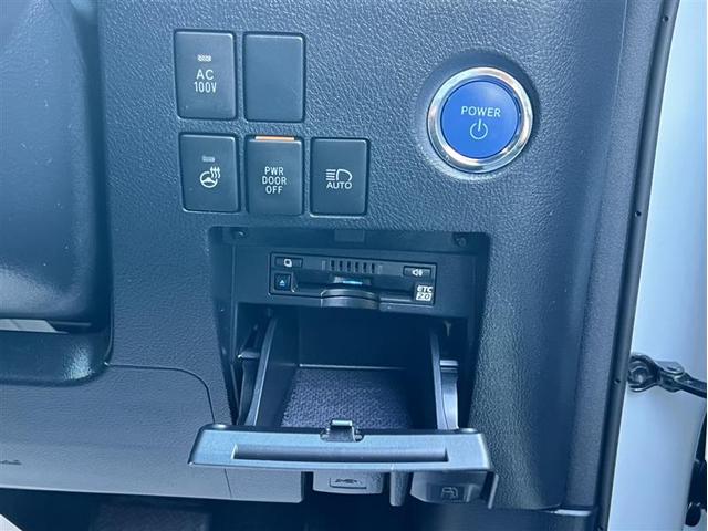 アルファードハイブリッド エグゼクティブラウンジ　革シート　４ＷＤ　フルセグ　メモリーナビ　ＤＶＤ再生　後席モニター　バックカメラ　衝突被害軽減システム　ＥＴＣ　ドラレコ　両側電動スライド　ＬＥＤヘッドランプ　乗車定員７人　３列シート　ワンオーナー（22枚目）